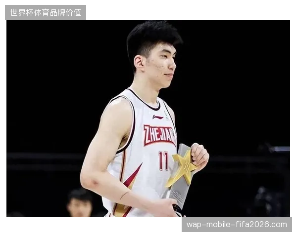 余嘉豪在西班牙完成脚踝清创手术，其康复进度将直接影响中国男篮世预赛内线轮换